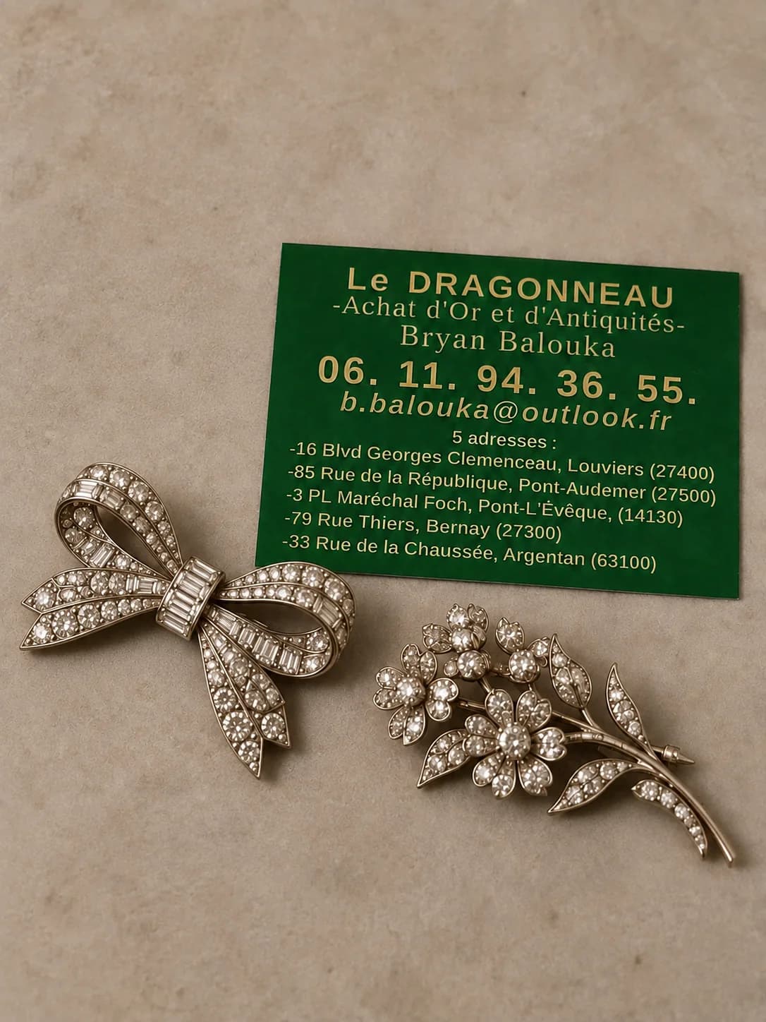 Broches anciennes serties de diamants présentées pour expertise à Argentan