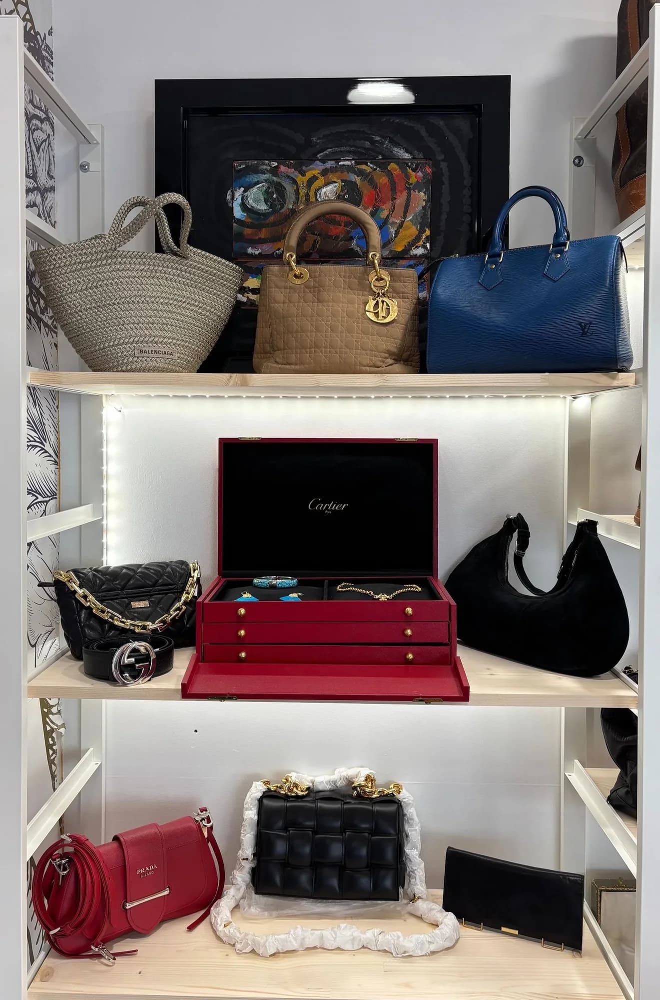 Sac et accessoire de luxe examinés dans notre boutique de Bernay